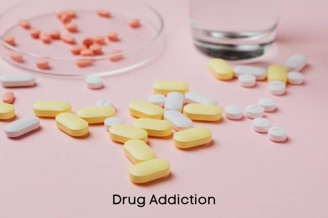Drug-Addiction-sign-and-pills-on-a-table