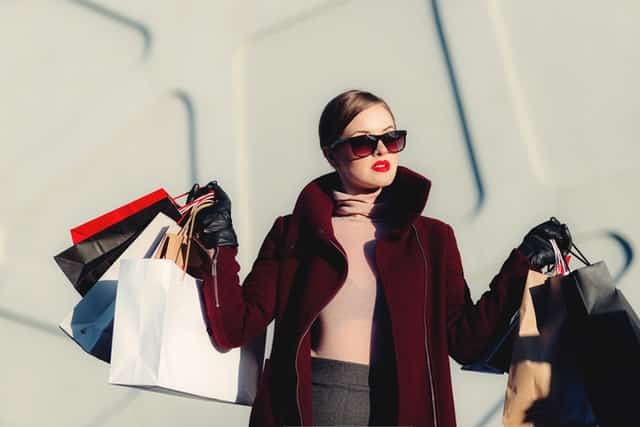 Fashionable-woman-holding-shopping-bags